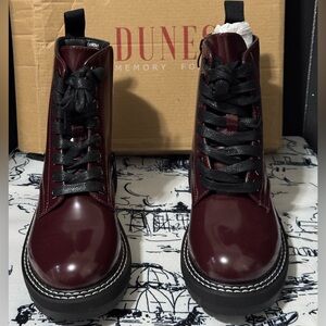 New Dunes memory foam boots. Cannon Maroon. Size 6M